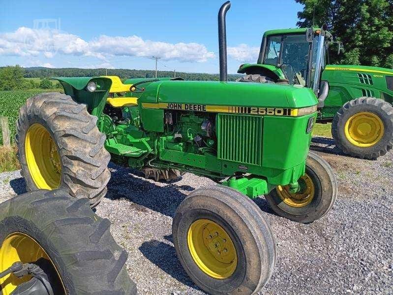 John Deere 2550