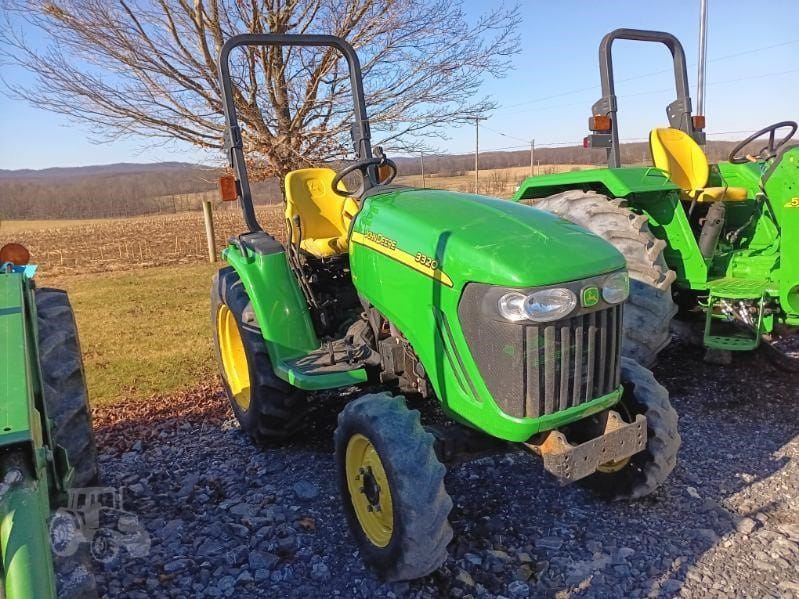 John Deere 3320