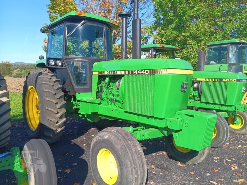 John Deere 4440