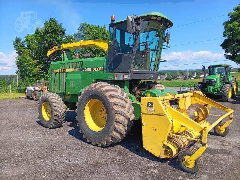 John Deere 6810