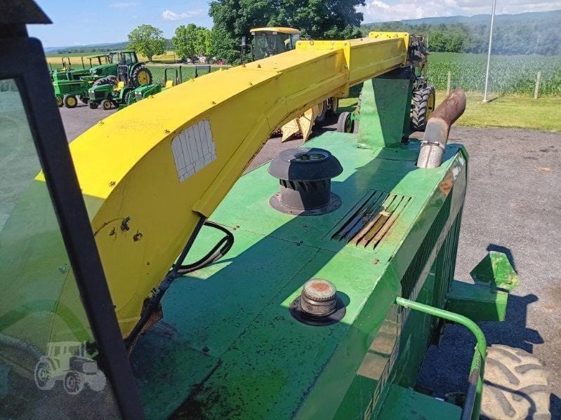 John Deere 6810