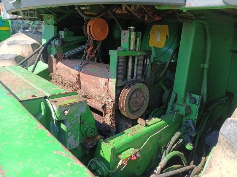 John Deere 6810