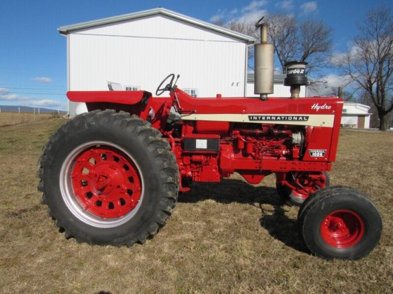 1970 IH 1026 Tractor