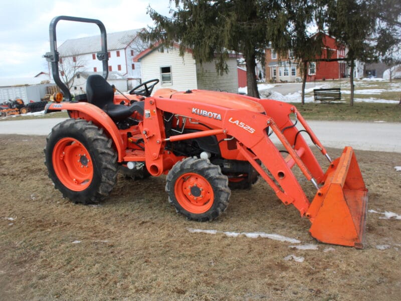 Kubota L3301D Ttractor