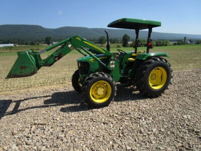 John Deere 5055E
