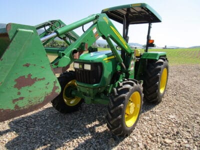 John Deere 5055E