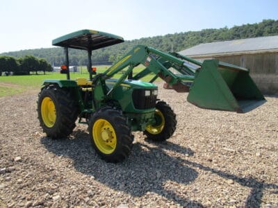 John Deere 5055E