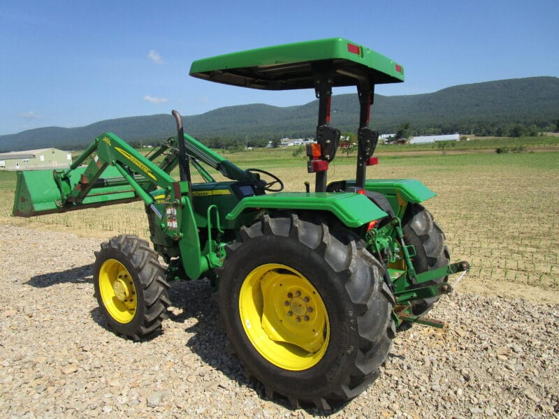 John Deere 5055E