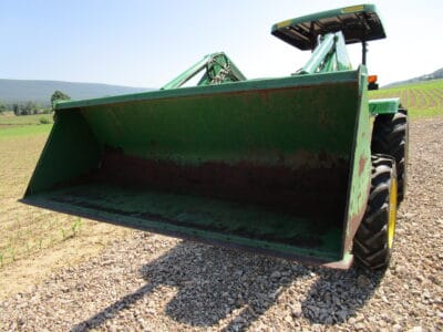 John Deere 5055E
